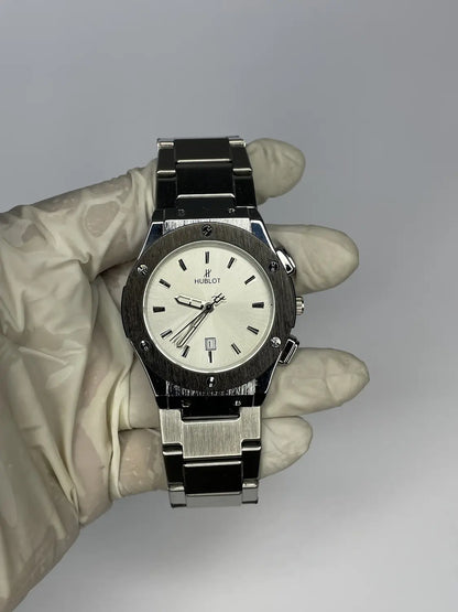 Classic Round Dial – White Face, Silver Chain