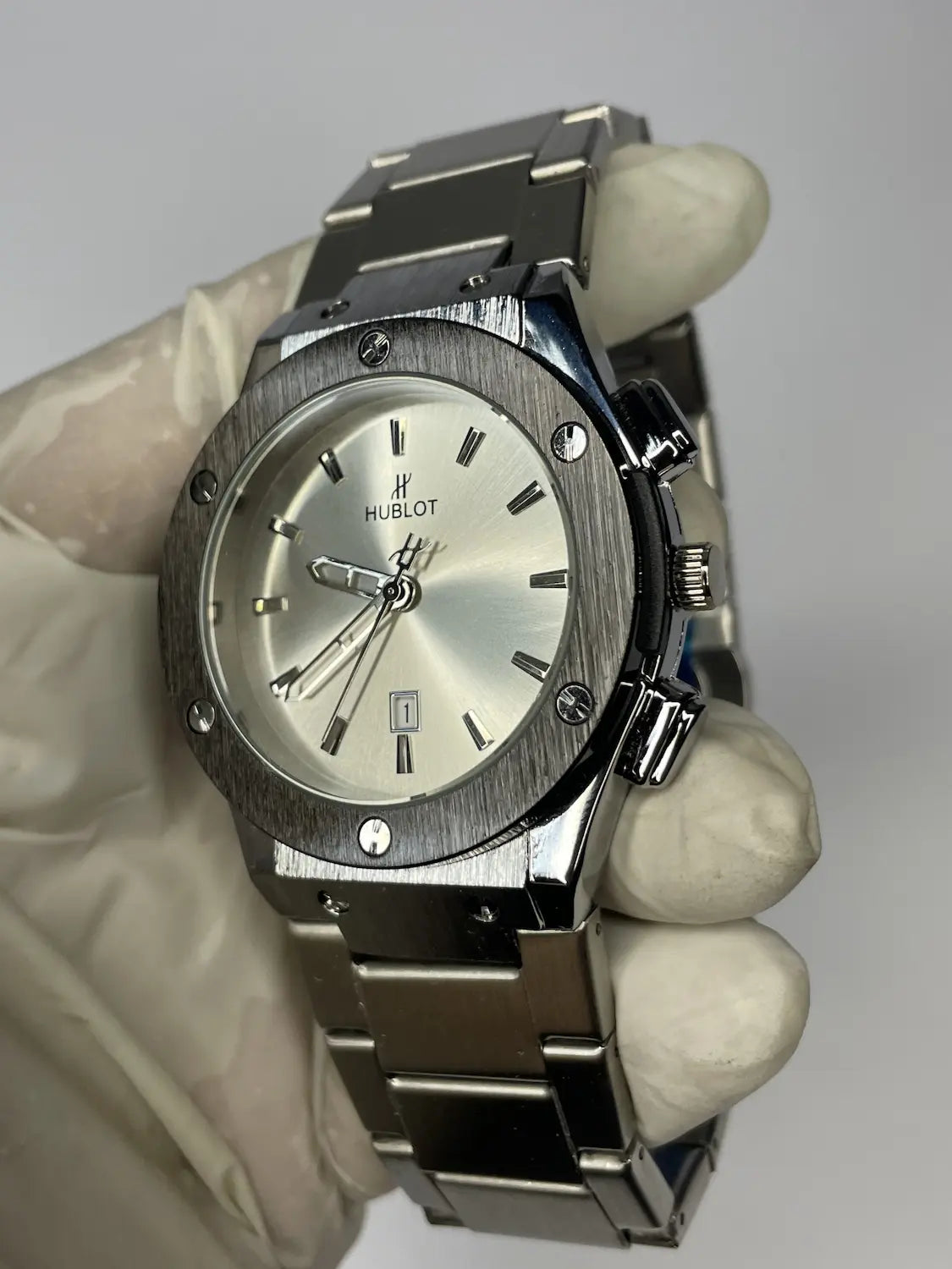 Classic Round Dial – White Face, Silver Chain